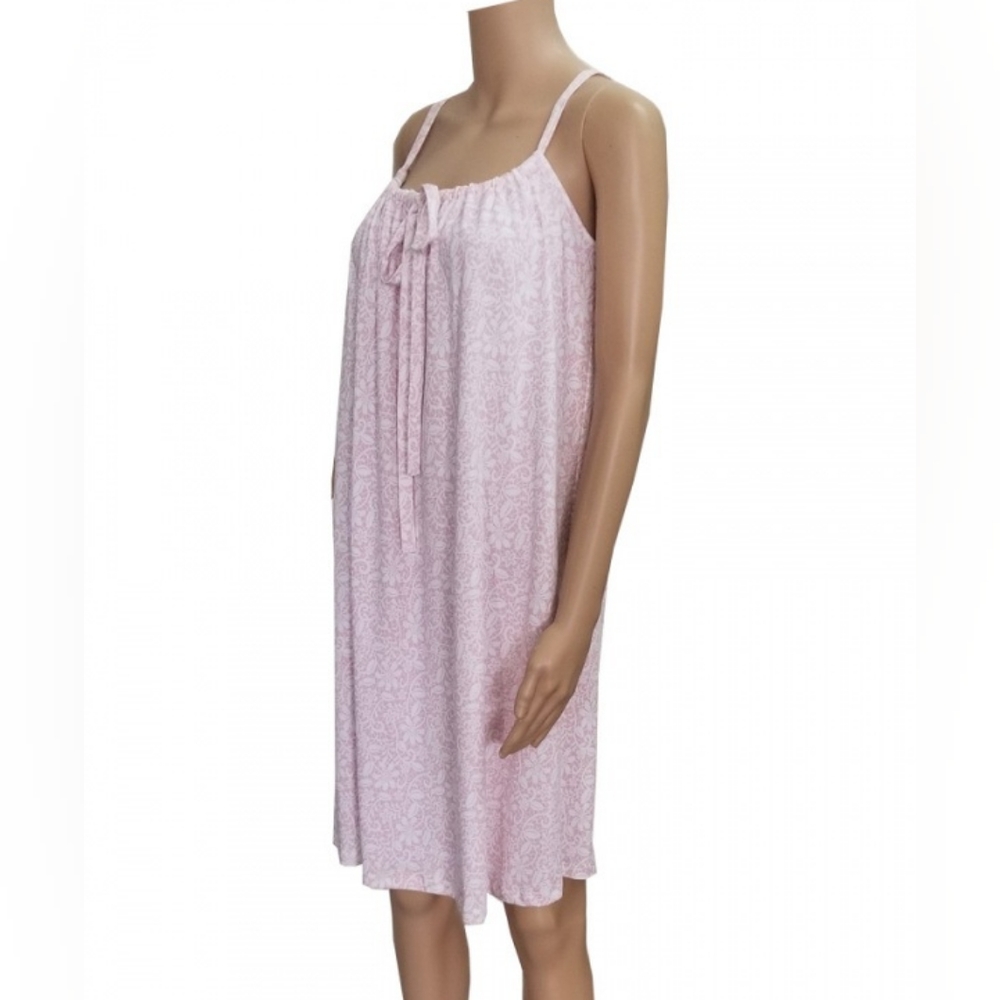 Short gathered gown, pink and white lace pattern.